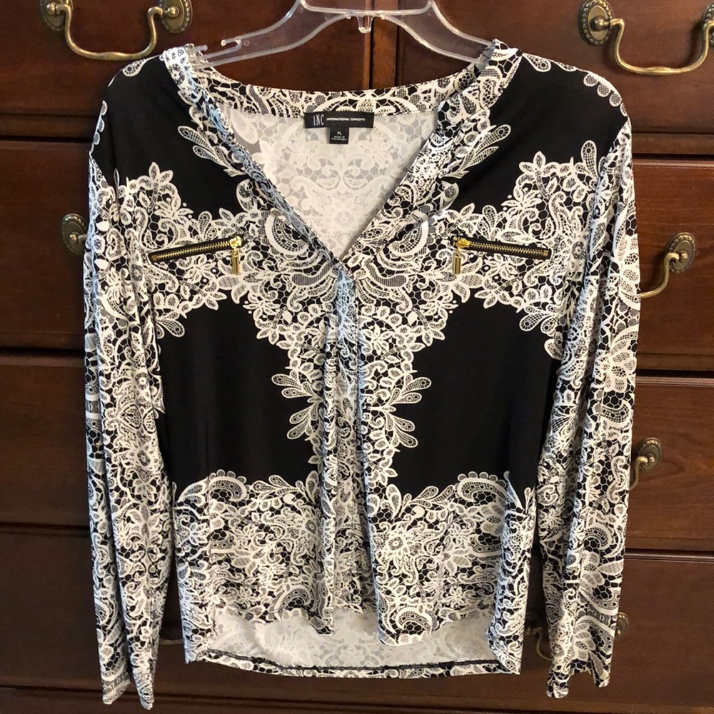 INC international concepts.  Black and white blouse szPL.  Gold zipper detail